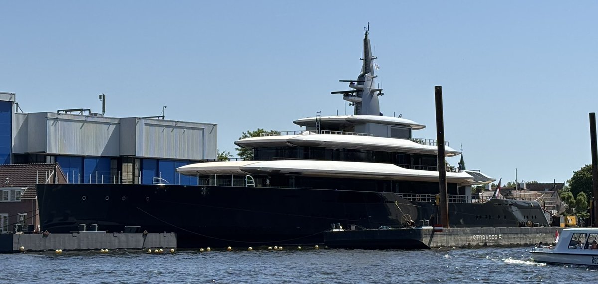 KarinAlphen's tweet photo. Bij Buitenkaag ligt weer eens een vliegdekschip in aanbouw
#VanLent #jachtje https://t.co/FTZCYpAZfp