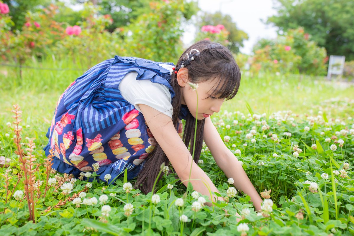 2026.05.24 あーちゃん🌸 虫がいっぱいでウキウキなあーちゃん😆 早速テントウムシの幼虫を見つけてニタニタしています🤭 #東京モデル ...