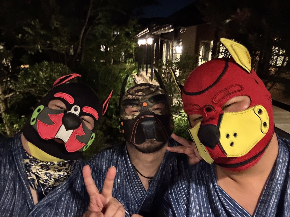 degicamo_pup's tweet photo. 犬メンでスパ銭行ってきたー♨️
温冷浴でじっくり整ってきたでー

中庭でササっと犬パシャ📸
←大福(@ PinkSweetPup )
→レッドハウンド(@ RedHoundpup ) https://t.co/fFxhlOoa57