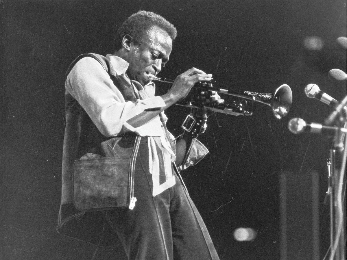 humanite_fr's tweet photo. 100 ans de la naissance de Miles Davis : comment le trompettiste est devenu l’un des plus grands musiciens de jazz du XXe siècle 

➡️ https://t.co/OMQH2xdM7o https://t.co/fbAYpaXVI4