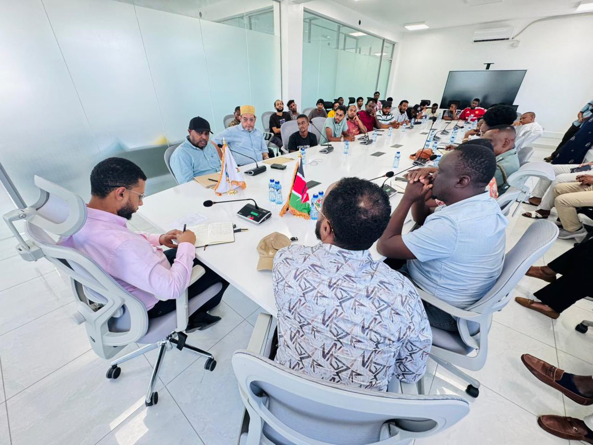amadoh_MHM's tweet photo. Today, I joined fellow County officials and Old Town Ward MCA Hon. Abdulrahman Hussein in a consultative meeting chaired by County Secretary Jeizan Farouq on the ongoing exercise to clear and restructure public reserve roads across the county.

The meeting brought together County officials and youths from Old Town Ward, who openly shared their concerns. Through dialogue and understanding, the matter was amicably resolved.

As a County Government, we remain committed to restoring order and accessibility while ensuring our youths are supported through alternative opportunities and solutions.