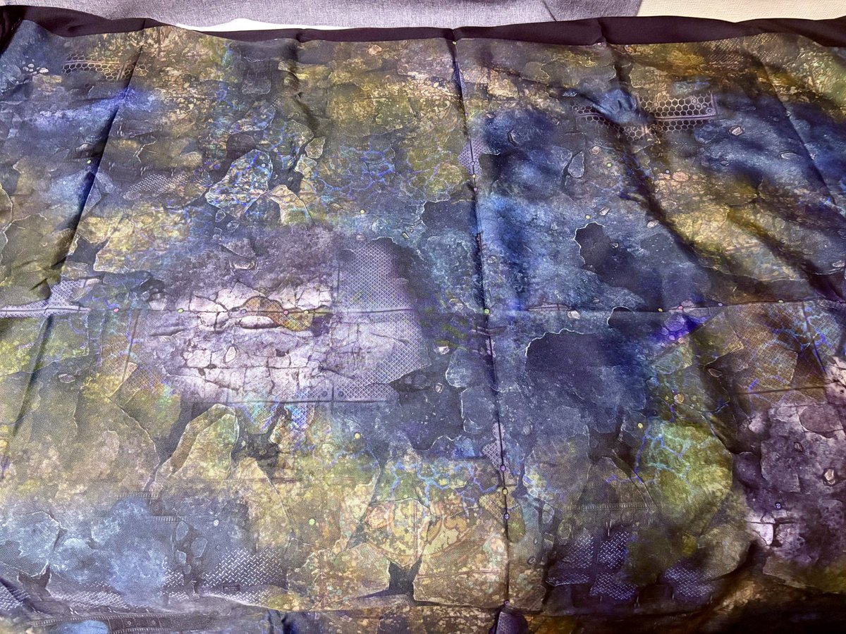 rudy_tablegame's tweet photo. FLOSTさんからバトルマット届いた！！思った以上に軽くてコンパクトだから身内のゲーム会にも気軽に持ってけますな。美しいブルーの印刷面は情景としても極上。
大事に使います！！

#FLOST https://t.co/qx38Zr0VRR