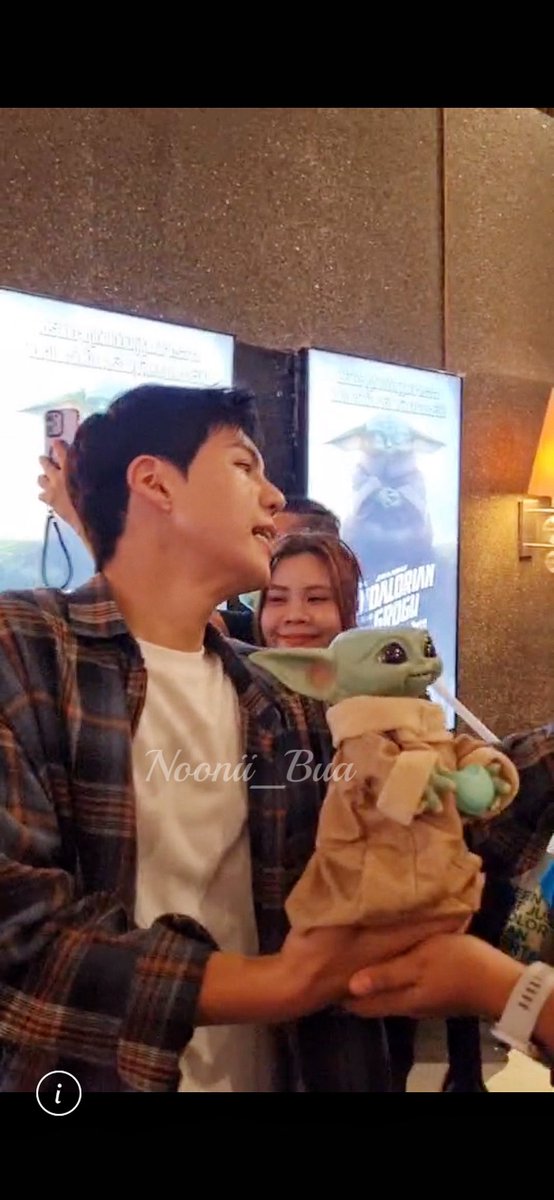 Nooni_Cullen's tweet photo. ฉันแอบจับมือเค้า 🤣🤣 https://t.co/CbKBL5zcRu