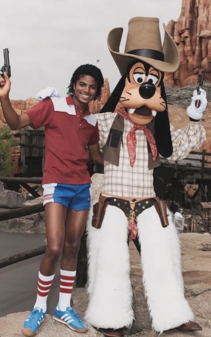R0CKWlTHYOU's tweet photo. i love mike with goofy he’s literally him https://t.co/TJ9RKEcKJx