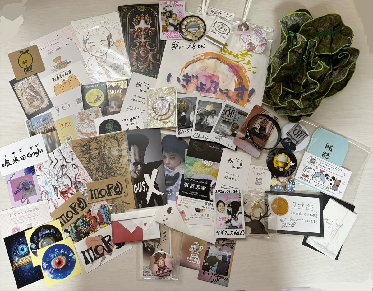 L13Ki's tweet photo. デザフェス2日目戦利品
名刺多めで初めて似顔絵を描いて頂きました！昆布（ストラップ）も買えたしやはり2日間行けるとなると心の余裕ができてふらっと立ち寄ったブースでいい出会いがあったのでとても楽しく嬉しかったです！
 #デザフェス戦利品 https://t.co/qVUlYs9KLQ