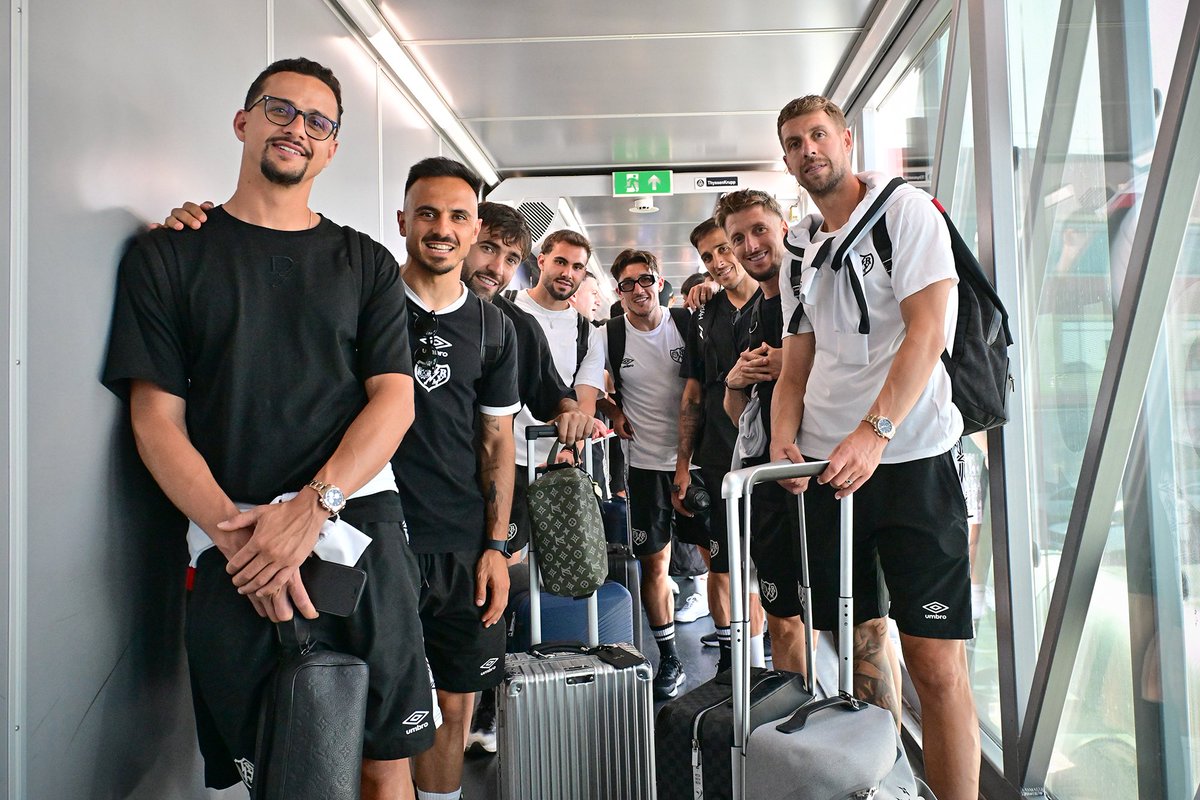 RayoVallecano's tweet photo. 🛫 ¡Nos vamos a Leipzig! ⚡

#UECLfinal https://t.co/uAEPKdUXT5