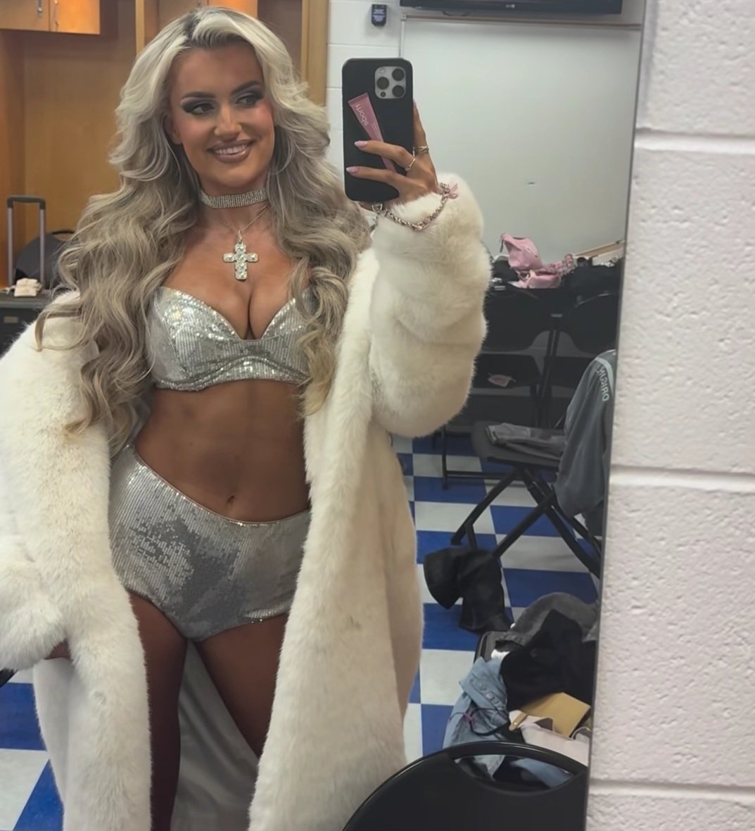 MsBlueGlow's tweet photo. Your new favorite wrestler, maybe 💌 https://t.co/484wi2dAvc