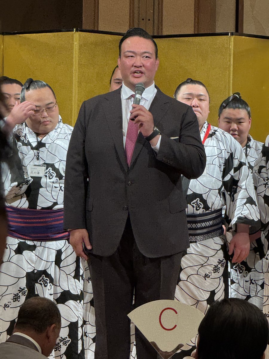 SakekoB's tweet photo. 日曜に地元である石川県出身の大の里関を応援したくて後援会に入っている二所ノ関部屋の、千穐楽パーティー@つくばに行ってきた。
今場所は休場した大の里だけどケガももう心配なさそうで安心。お写真お願いして、地元トークできたの幸せすぎた😭🙏💕
若い力士たちのカラオケ大会とかもあって、みんなワチャワチャしててかわいい〜