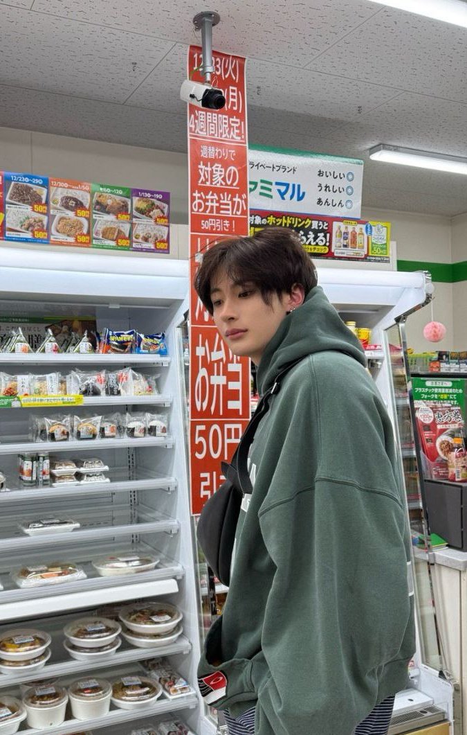 Anntoen's tweet photo. mom’s camera roll be like: https://t.co/3VSqJg4YG4