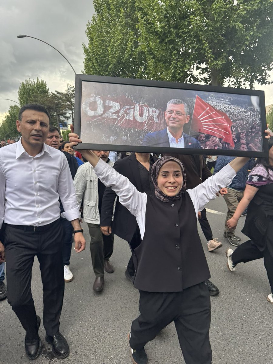cigdm_gul_arsln's tweet photo. Ya insan biraz küçük resim verir 🤣

#CHPÖzgürÖzel https://t.co/LsO53L5Sw8