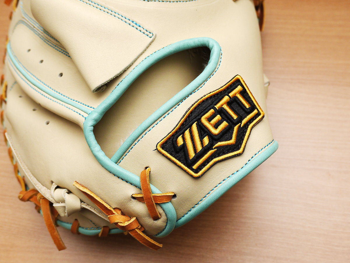 TaiwanBaseball's tweet photo. A beige and sky-blue catcher's mitt resting on a natural wood table - you can almost smell the rich scent of leather.

More Cacher Mitts: https://t.co/IR4Es3d17u https://t.co/ezCarvosex
