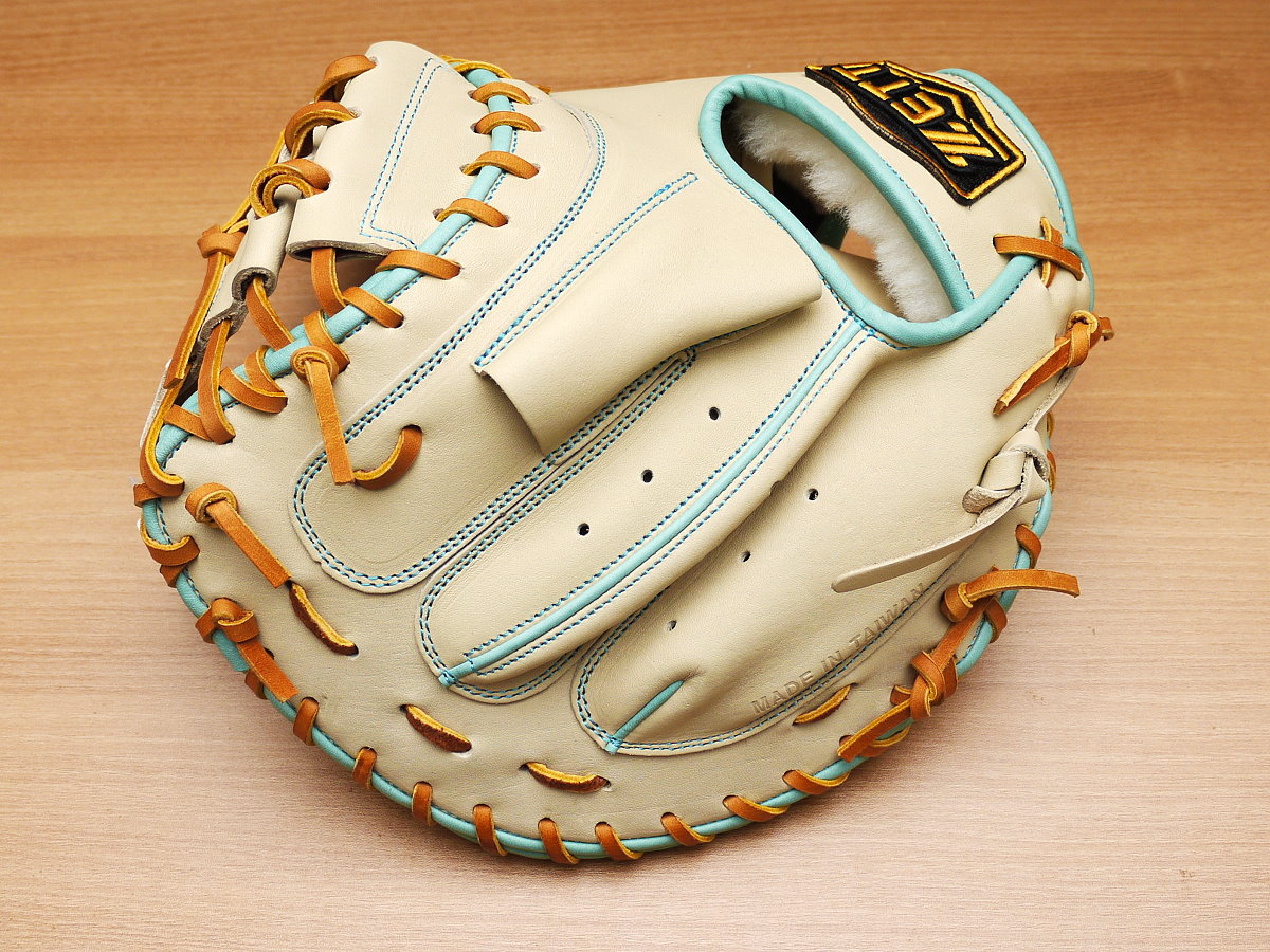 TaiwanBaseball's tweet photo. A beige and sky-blue catcher's mitt resting on a natural wood table - you can almost smell the rich scent of leather.

More Cacher Mitts: https://t.co/IR4Es3d17u https://t.co/ezCarvosex