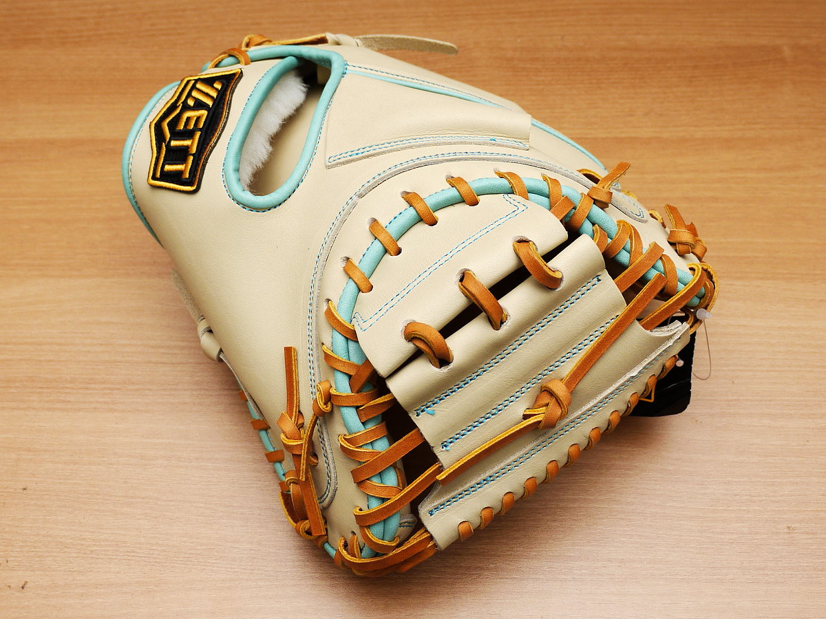 TaiwanBaseball's tweet photo. A beige and sky-blue catcher's mitt resting on a natural wood table - you can almost smell the rich scent of leather.

More Cacher Mitts: https://t.co/IR4Es3d17u https://t.co/ezCarvosex