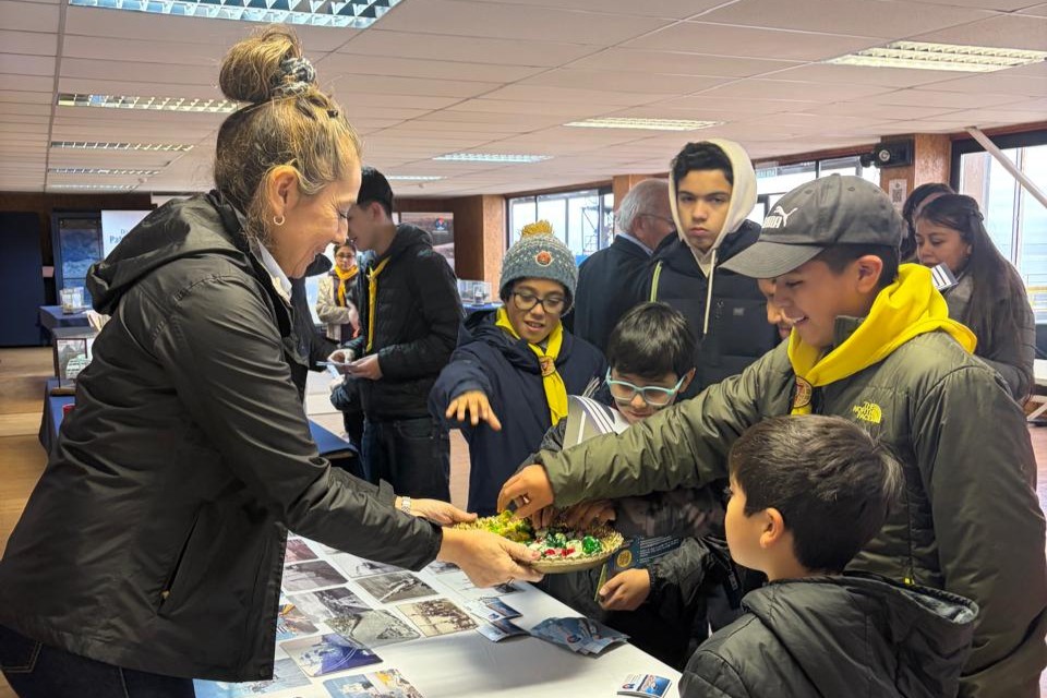 epaustral's tweet photo. ⚓ Más de 500 personas participaron en la segunda versión de “Conoce Nuestro Patrimonio Naval y Portuario” en el Terminal Arturo Prat de #PuntaArenas, trabajo en conjunto entre Empresa Portuaria Austral y la Tercera Zona Naval @Armada_Chile.

👉Más info: https://t.co/nwe0jALbmC https://t.co/ZcnepUxaWT