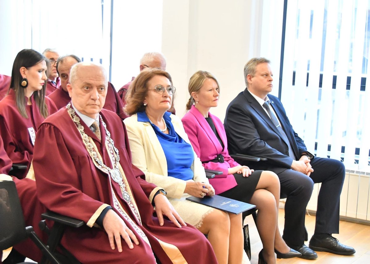 SRBinBiH's tweet photo. Универзитет у Источном Сарајеву данас је свечано промовисао девет доктора наука који су своје докторске дисертације одбранили током претходне академске године.

Промовисано је шест доктора биомедицинских наука, два доктора наука хемијске технологије и један филолошких наука.

Ректор Универзитета у Источном Сарајеву проф. др Милан Кулић је, честитајући промовисаним колегама, напоменуо да је њихов успех доказ да рад и истрајност имају смисла, да представља доказ њихове личне снаге, као и да управо такви људи представљају будућност Универзитета и целокупног друштва.

У име Амбасаде Републике Србије у Босни и Херцеговини, свечаности је присуствовала министар саветник Наташа Ђорђевић.