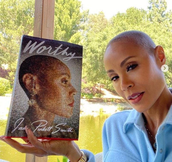 starry_patronus's tweet photo. Currently reading this book. I'm interested in knowing who Jada is. https://t.co/QVgipoYbYX