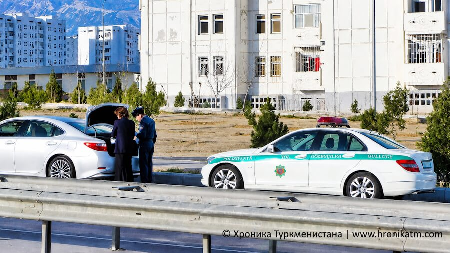 Saglyk's tweet photo. In Balkan region, a woman was asked to pay 5,000 manat to replace her driver's license. Restrictions on women's driving licenses highlight an authoritarian, patriarchal government that rules with unwritten edicts #Turkmenistan https://t.co/DZfeVuSD8M https://t.co/POBSvTfLmb