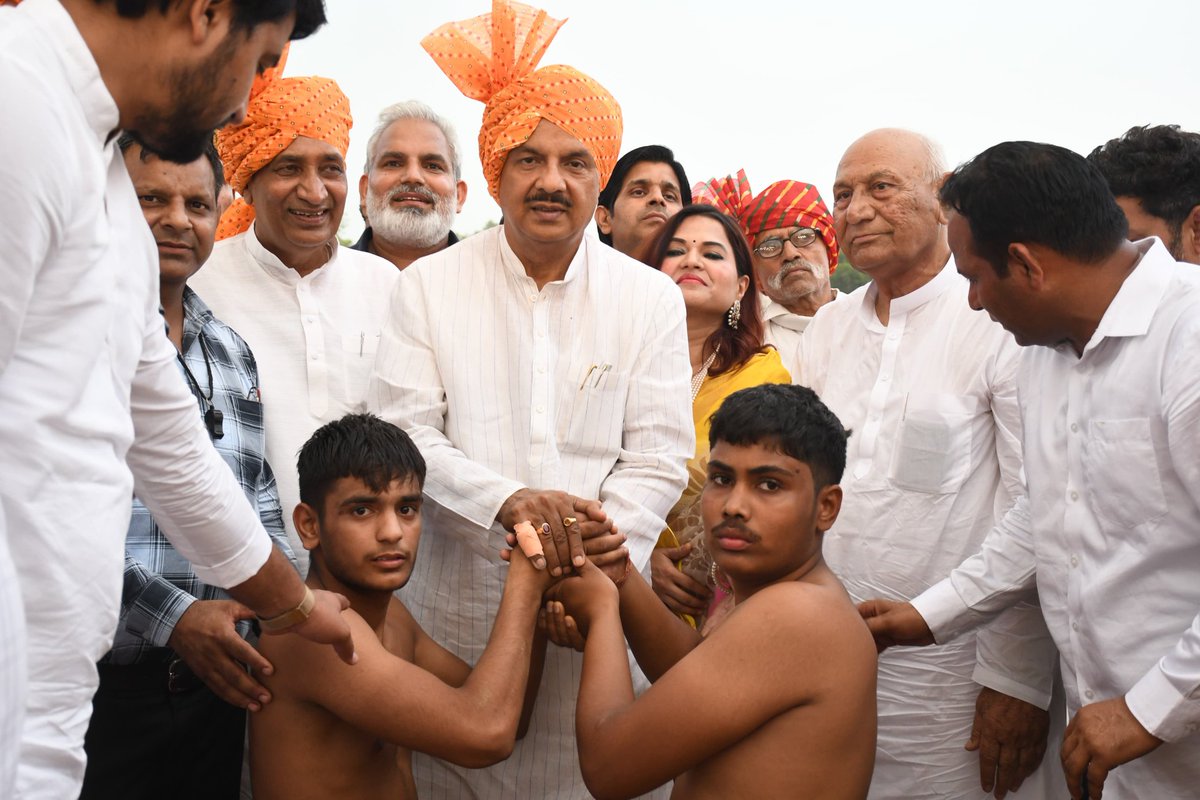 dr_maheshsharma's tweet photo. आज ग्राम गिरधरपुर, ग्रेटर नोएडा में स्वर्गीय भागमल सिंह भाटी जी की प्रथम पुण्यतिथि के उपलक्ष्य में आयोजित अंतर्राष्ट्रीय कुश्ती दंगल कार्यक्रम दादरी विधायक श्री @tejpalnagarMLA जी के साथ सम्मिलित हुआ एवं खिलाड़ियों एवं वहां उपस्थित प्रिय क्षेत्रवासियों से संवाद किया। https://t.co/6JIGJYVHGG