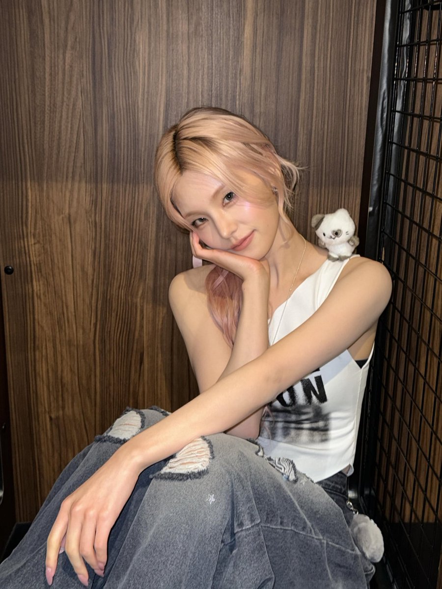 emerqueenly's tweet photo. huhu selamat ulang tahun sayangku, cantikku, my bini gw 🥺🩷 terima kasih udah terlahir cantik dan baik dan talented 💧💧💧 keep all that good energy forever in your soul, i love you sososomuch my yeji. ♡

#ShiningAceYejiDay #믿지의_사랑을_예지의_포켓에_담을게 https://t.co/QsKg9fqdhV