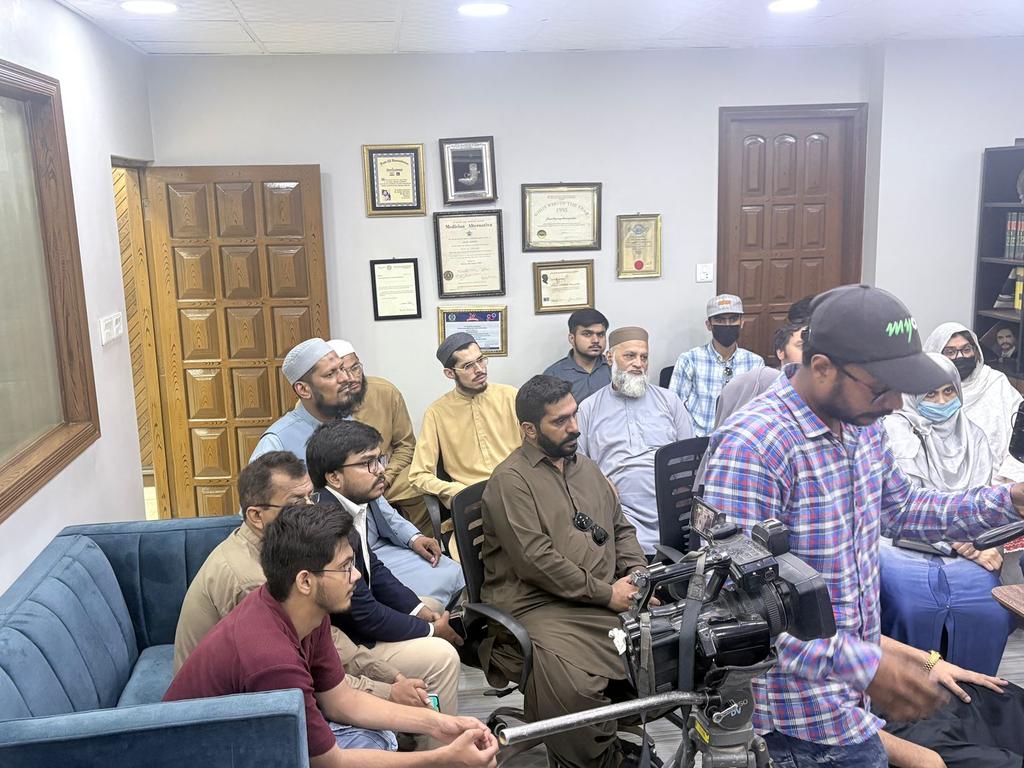 SenatorMushtaq's tweet photo. حکومت نے صومالی قزاقوں کے ہاتھوں اغوا پاکستانیوں کو رہا نہ کیا تو ان کے خاندانوں کو لیکر پارلیمنٹ کے سامنے دھرنا دونگا۔۔۔35 دنوں سے صومالی قزاقوں کے ہاتھوں اغواء پاکستانیوں کی خاندانوں سے ملاقات،انصار برنی اور ان کا سٹاف، پاکستان رائٹس موومنٹ کراچی کے ذمہ داران ہمراہ https://t.co/R5kXELafY0