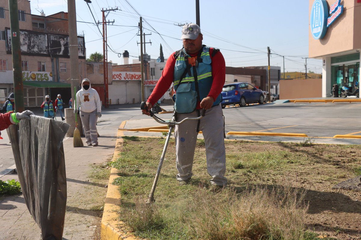 ServMpalSLP's tweet photo. Nuestro personal trabajó en el mantenimiento de la Av. Pedro Moreno, realizando la limpieza de sus laterales con el objetivo de conservar esta importante vialidad limpia y en perfectas condiciones para las y los transeúntes que diariamente circulan por la zona. ✨

#SanLuisAmable https://t.co/4cGxy5ltXG