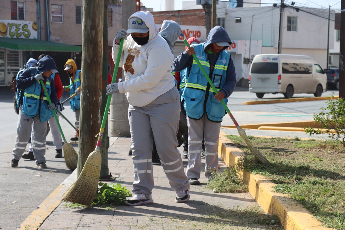ServMpalSLP's tweet photo. Nuestro personal trabajó en el mantenimiento de la Av. Pedro Moreno, realizando la limpieza de sus laterales con el objetivo de conservar esta importante vialidad limpia y en perfectas condiciones para las y los transeúntes que diariamente circulan por la zona. ✨

#SanLuisAmable https://t.co/4cGxy5ltXG