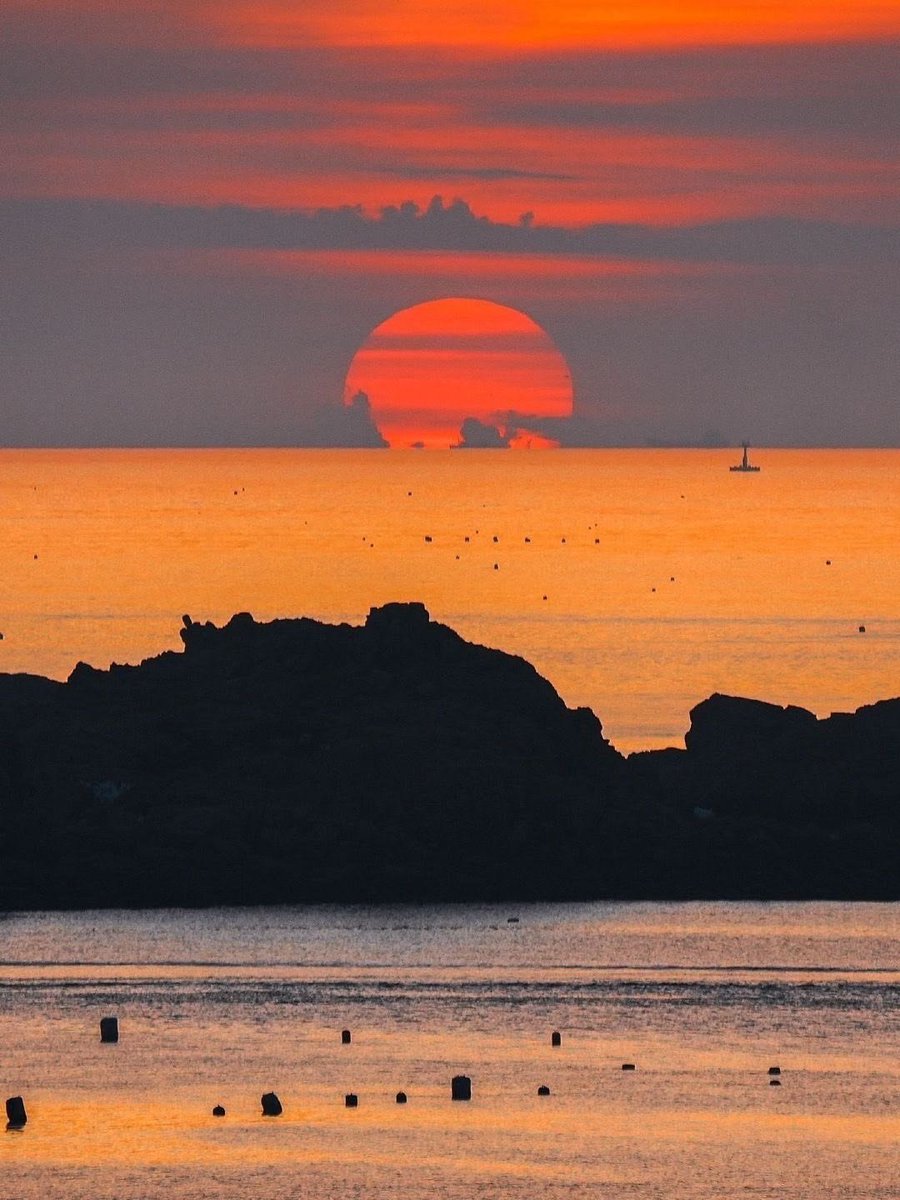 MaxxingDelusion's tweet photo. sunsets are the best paintings in the world. https://t.co/ancR9sx17z