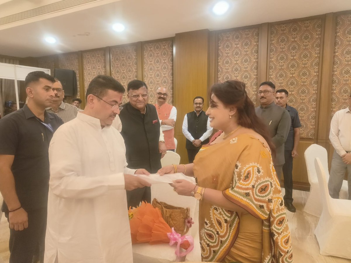 ZoologicalI's tweet photo. Dr. Dhriti Banerjee, Director, #ZSI greeted the Hon’ble Chief Minister, West Bengal, Shri @SuvenduWB. The meeting precedes tonight's Interaction-cum-Dinner at Kolkata, a special initiative to foster collaboration and exchange views between the State Government and Cntrl Gov off. https://t.co/dggOeSq60c