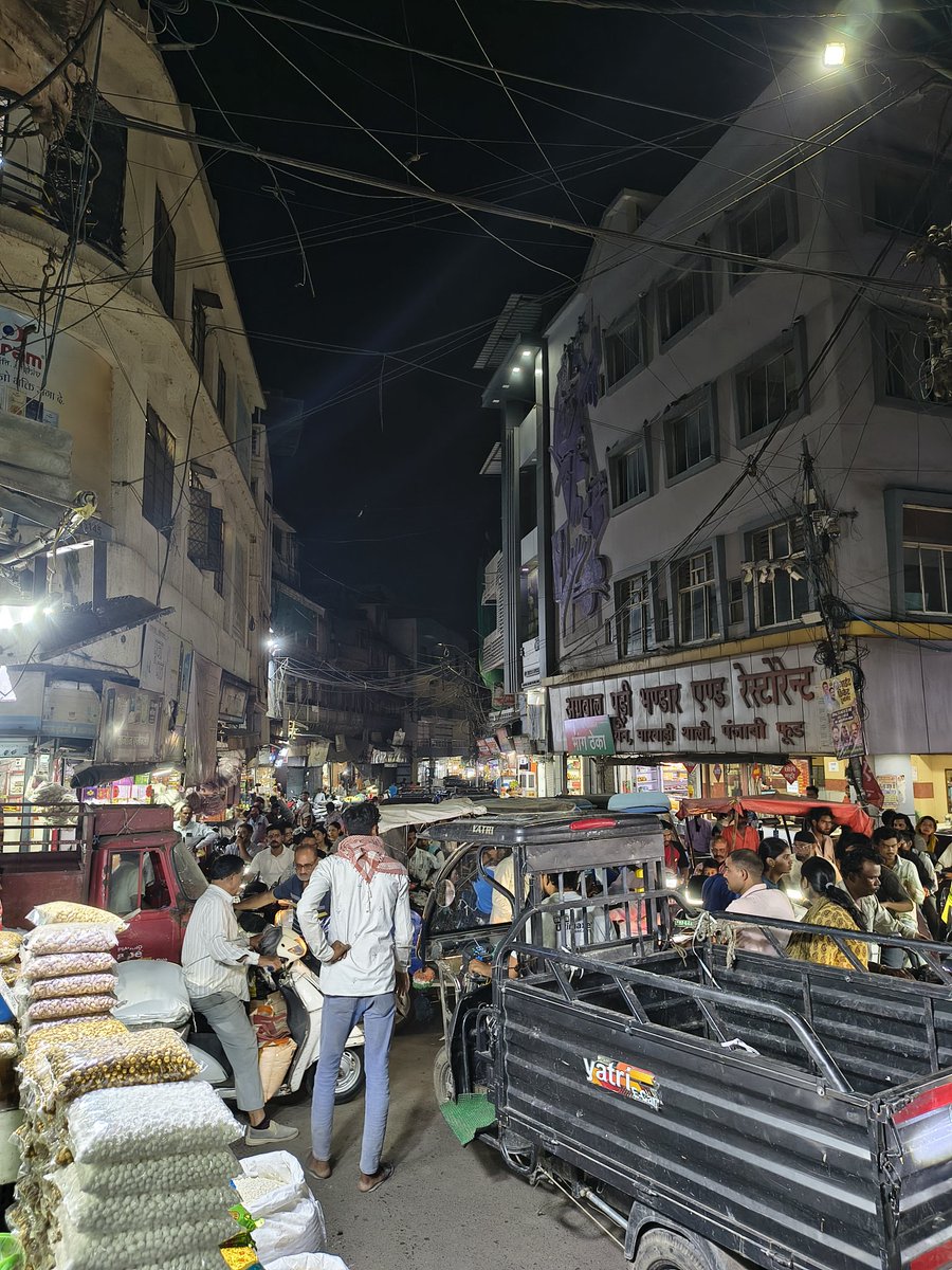 RahulJ02's tweet photo. @dcpbpl_Traffic @DGP_MP @CP_Bhopal @MPPoliceDeptt जुमेराती गेट पर जाम लगा है https://t.co/SeaYRWLHTi