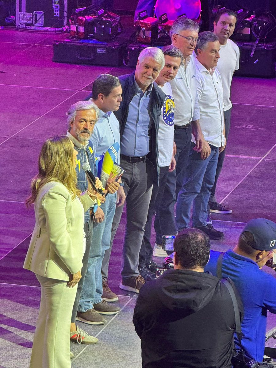 Maorubianobello's tweet photo. @petrogustavo Ante la violación de las normas electorales, nuestra respuesta es democracia! Nuestra constitución y nuestra democracia, nuestro equipo y nuestra palabra! @JDOviedoAr @PalomaValenciaL @EnriquePenalosa @anibalgaviria @MauricioCard @juanmanuelgalan @lunadavid @PinzonBueno https://t.co/qIEhvoxIhQ
