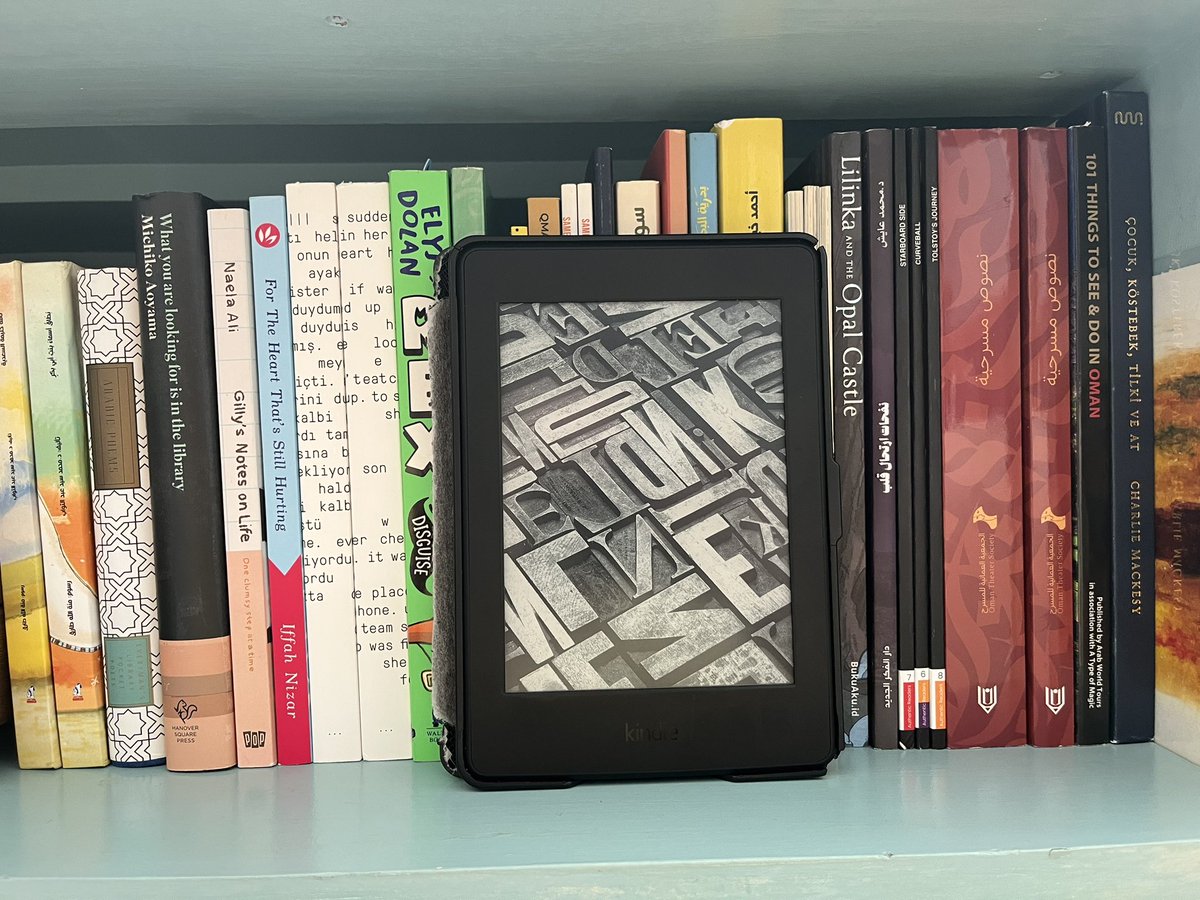aylakbayan's tweet photo. 10 yılı aşkın süredir kullandığım kindle’ım ile yollarımız ayrılıyor. Tüm yolculuklarda beraberdik ve ışıkların söndüğü her yerde 🫠 https://t.co/PqjqhWZo5n