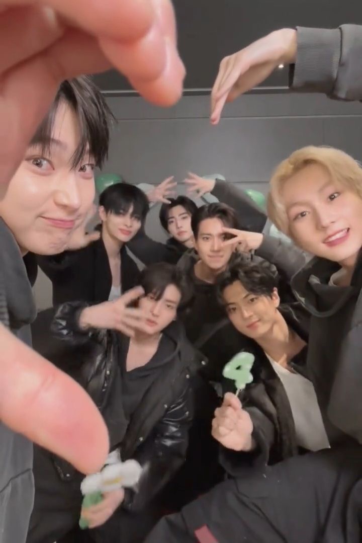 Kxaralvshee's tweet photo. El miércoles empiezan mis finales 🥲 no creo que pueda estar mucho pero eso no significa que me rendí. No me olviden eh 
Estos son los nuevos tags por cierto 🫂💗
#Respect_For_SevEN
#ENGENES_SukiSugite_Heeseung https://t.co/L1tupqx4UU