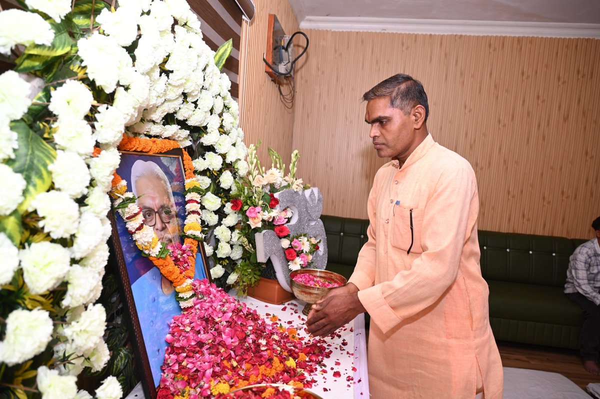 Rikesh_SenBJP's tweet photo. लोकांगन परिसर, वैशाली नगर, भिलाई में बड़े भाई साहब स्व. दिनेश सेन जी को श्रद्धांजलि अर्पित करने हेतु गायत्री शक्ति पीठ कैंप-2, भिलाई के सम्मानितजन उपस्थित हुए। इस दौरान श्री #SamayLalSahu जी, श्री #BPSingh जी, श्री #ToofaniSharma जी, डॉ. #Pramod जी, श्री #DilipSah जी, श्री #RajkishoreUpadhyay जी, #PanditManas जी एवं श्रीमती #RameshwariSinha जी शामिल रहे।

सभी ने दिवंगत आत्मा को श्रद्धासुमन अर्पित करते हुए अपनी गहरी संवेदनाएं व्यक्त कीं। इस दुःखद समय में #GayatriShaktiPeeth परिवार द्वारा प्रदर्शित आत्मीय सहयोग, स्नेह एवं आध्यात्मिक संबल के लिए सभी सम्मानितजनों का हृदय से आभार व्यक्त किया।

#Tribute #Om_Shanti #RespectAndRemember