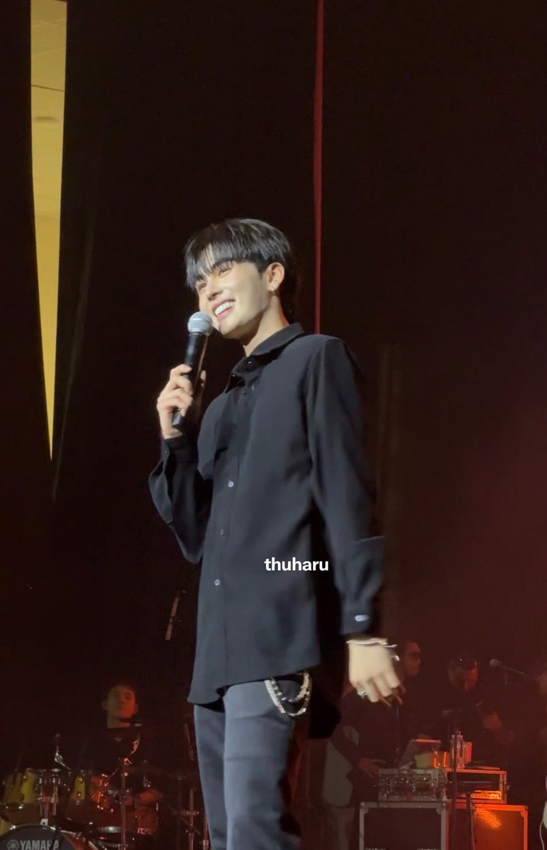 thuharuu's tweet photo. 🖤🤍 Nhớ fancon của hai đứa lắm chứ, từ fancon rồi tiến lên concert. Luôn có sức khoẻ và tinh thần tốt để có thể mãi mãi đồng hành cùng nhau trên mọi chặng đường phía trước.
#PerthSantaFancon https://t.co/deR9QI2ajp