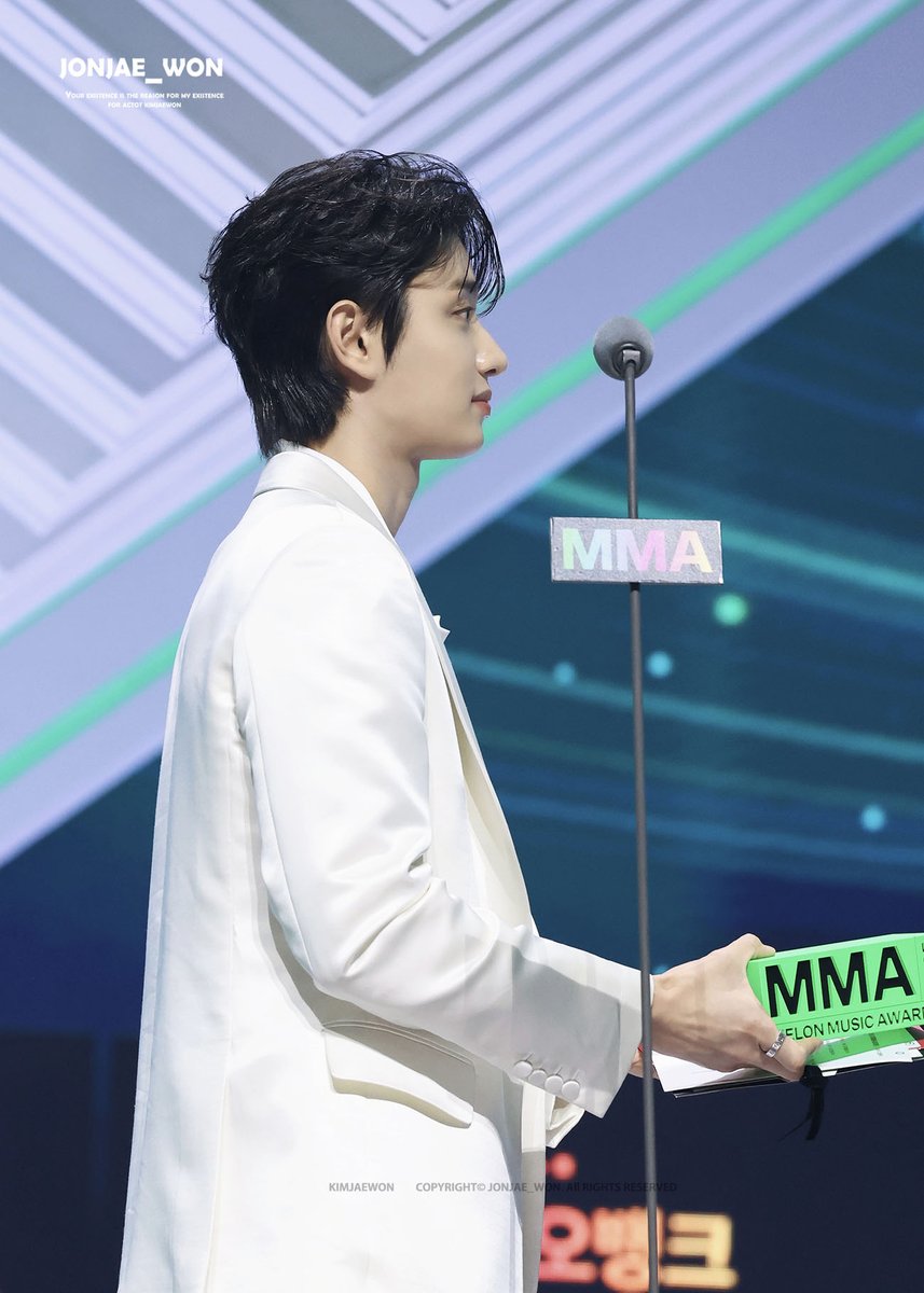 존재 tweet media