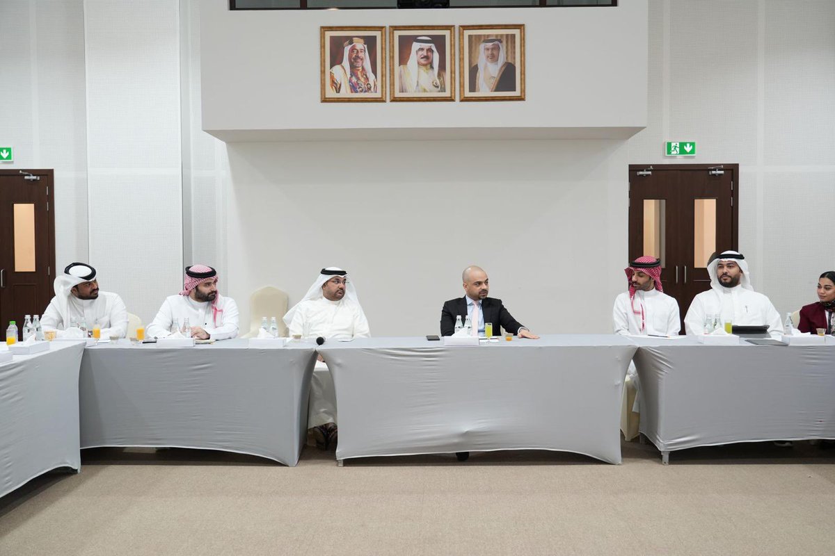 BahrainPMO's tweet photo. سعادة السيد أسامة بن صالح العلوي وزير التنمية الاجتماعية يلتقي منتسبي الدفعة الحادية عشرة من #برنامج_رئيس_مجلس_الوزراء لتنمية الكوادر الحكومية خلال زيارتهم لعددٍ من المراكز التابعة للوزارة، حيث اطلعوا على دور ومهام الوزارة إلى جانب البرامج والخدمات التي تقدمها #البحرين #فريق_البحرين