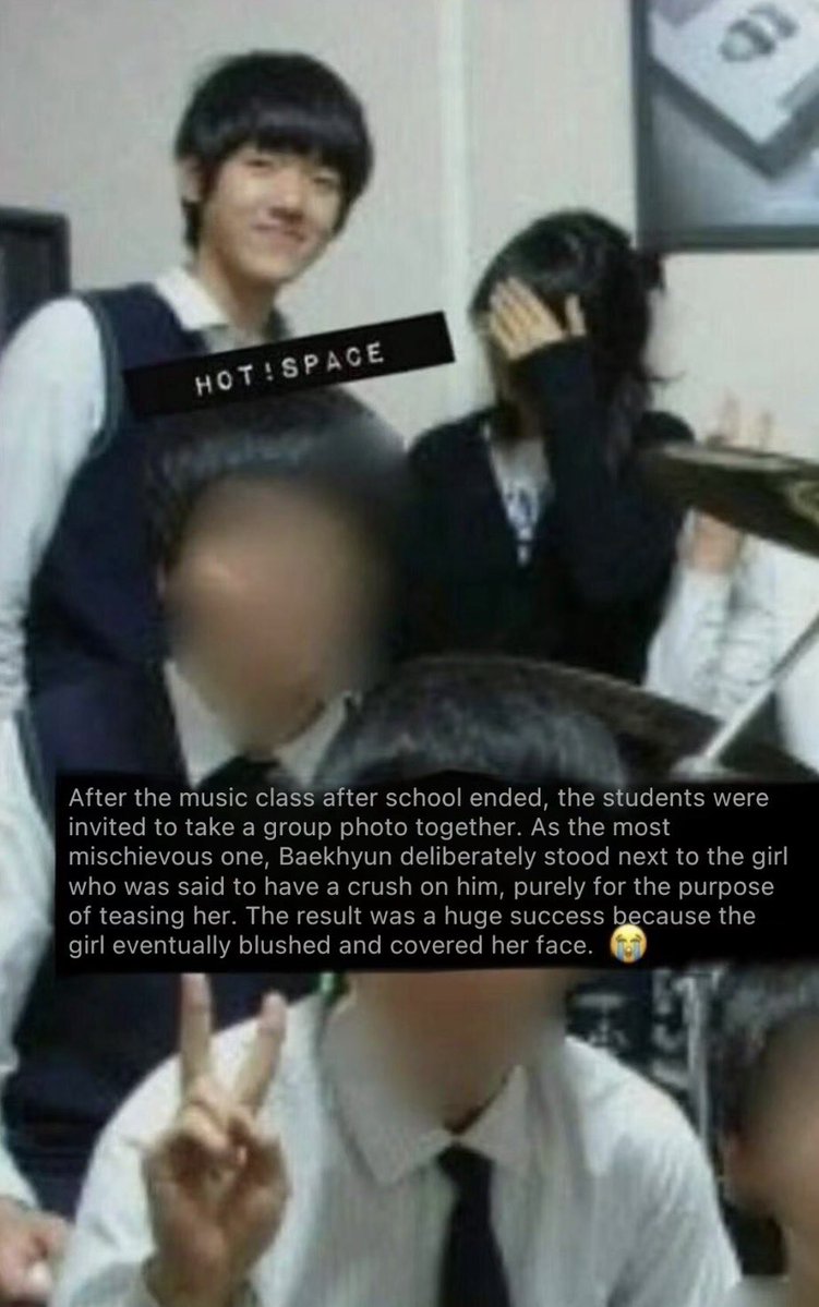 bianxiviar's tweet photo. Akhirnya aku ketemu foto full nya dari xhs. Jadi cerita di balik foto ini pas selesai kelas musik mereka diajak foto bareng. Terus karena baekhyun nya juga usil dia sengaja bgt tuh berdiri di sebelah siswi yang katanya diem-diem naksir dia wkwk🤣❤️

Niatnya sih cuma pengen ngegoda aja, 
eh taunya misinya sukses bgt tuh sampai mbaknya malu banget terus nutupin muka gitu🫠. Ya siapa yg ga malu foto sebelahan sama crush!.  Berarti bener narasi ku kmren dia di cie2in disini, halah diem2 juga suka kali kamu tuh senyumnya sumringah gitu😋