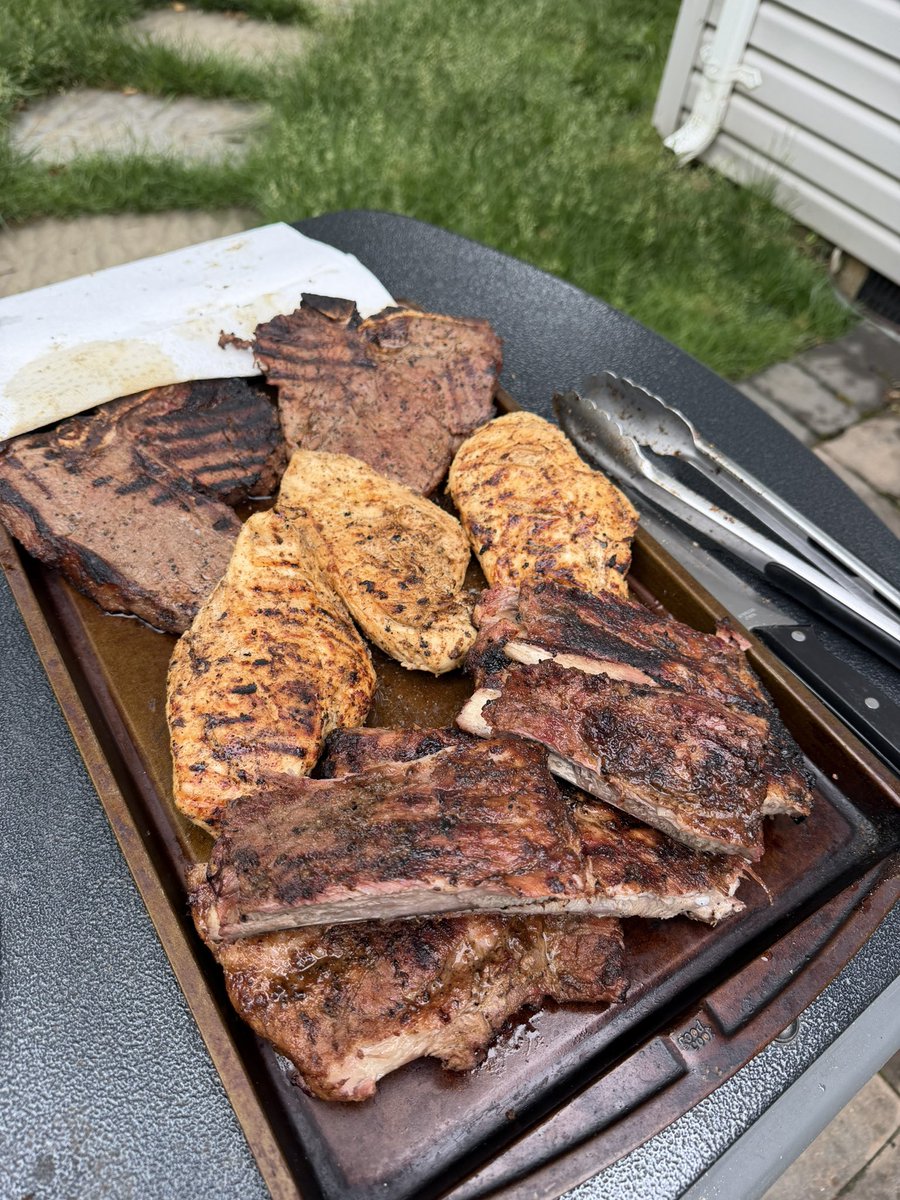 ParisMoneyy's tweet photo. I was on the grill yesterday , per usual ! Plus the sides #SYPU https://t.co/HKyBoMZeRd
