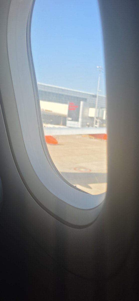 Ta1kingTurf's tweet photo. @stevewraith I feel your pain pal, Literally leaving Gatwick now for Edinburgh then train home after 😬 https://t.co/zHjIsX2Ohk