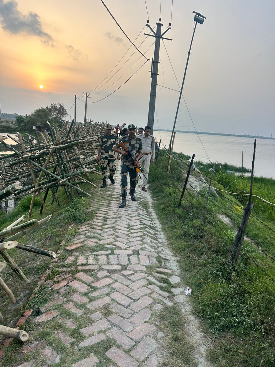 BasirhatD's tweet photo. আজ বসিরহাট পুলিশ জেলা-এর অন্তর্গত উচ্চপদস্থ পুলিশ অফিসারগণ, সকল আন্তর্জাতিক সীমান্তবর্তী থানার ভারপ্রাপ্ত আধিকারিক এবং বর্ডার সিকিউরিটি ফোর্স (BSF)-এর আধিকারিকদের সঙ্গে  গুরুত্বপূর্ণ সমন্বয় সভা অনুষ্ঠিত হয় এবং যৌথভাবে সীমান্ত এলাকায় পেট্রোলিং ও চেকিং পরিচালনা করা হয়।

আন্তর্জাতিক সীমান্তে নিরাপত্তা ও আইন-শৃঙ্খলা বজায় রাখতে বসিরহাট পুলিশ জেলা সর্বদা বদ্ধপরিকর।

Today, a crucial coordination meeting was held with senior police officials of the Basirhat Police District, Officers-in-Charge (IC & O/C)  of all international bordering police stations, and officials of the Border Security Force (BSF). Additionally, joint patrolling and checking drives were conducted in the border areas. 

Basirhat Police District always remains deeply committed to maintaining security and law and order along the international border.