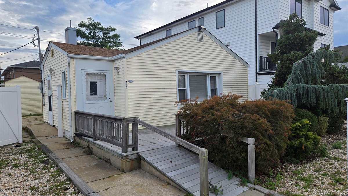 AdamButter's tweet photo. 724 E Park Avenue, Long Beach, NY, 11561
4 bed | 1 bath 1065 Sq. Ft.
Active | $750,000
https://t.co/TcrPdUMI61
Currently Zoned Commercial and Completely gut renovated interior 2026. Can be converted back to residential. Set up for Medical Office. All Brand new inside! This... https://t.co/S6Jhx38cHj