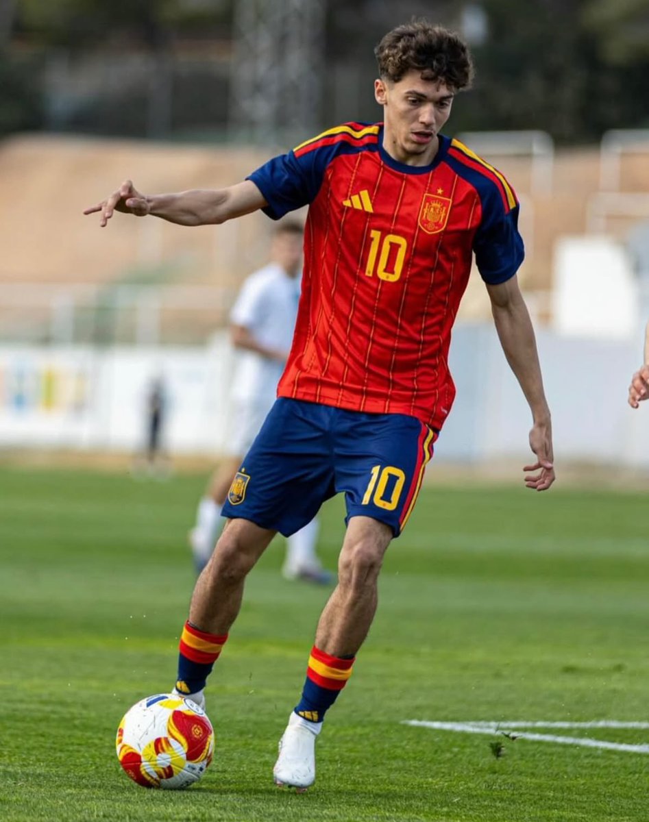 Pitarch_Fan's tweet photo. Luis de la Fuente a préféré Gavi plutôt que Thiago Pitarch. 💔

Un joue au Real Madrid et l’autre au Barça. 🤷🏽‍♂️

On sais tous que si Thiago jouait au Barça il aurait été sélectionner. C’est un scandale. https://t.co/mdhulhVkp6