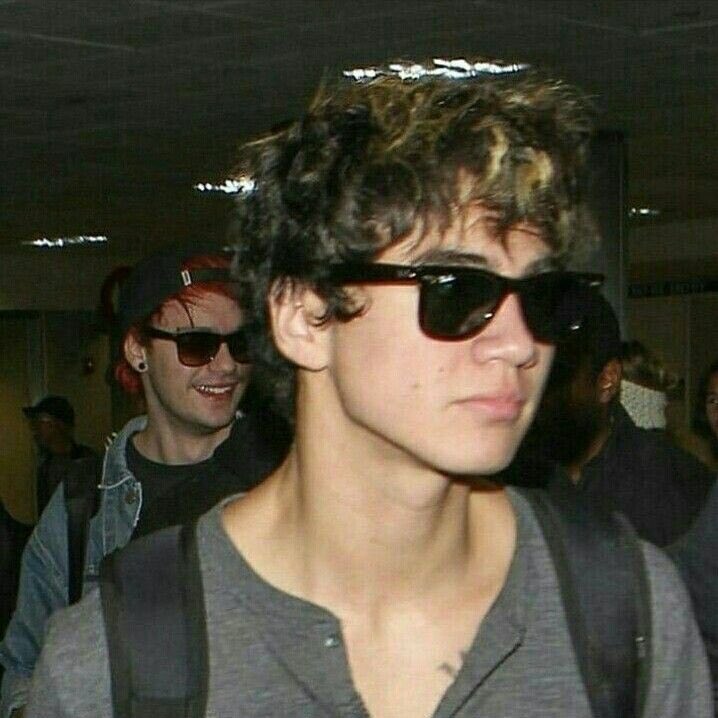 BRI IS SEEING 5SOS ☆! tweet media