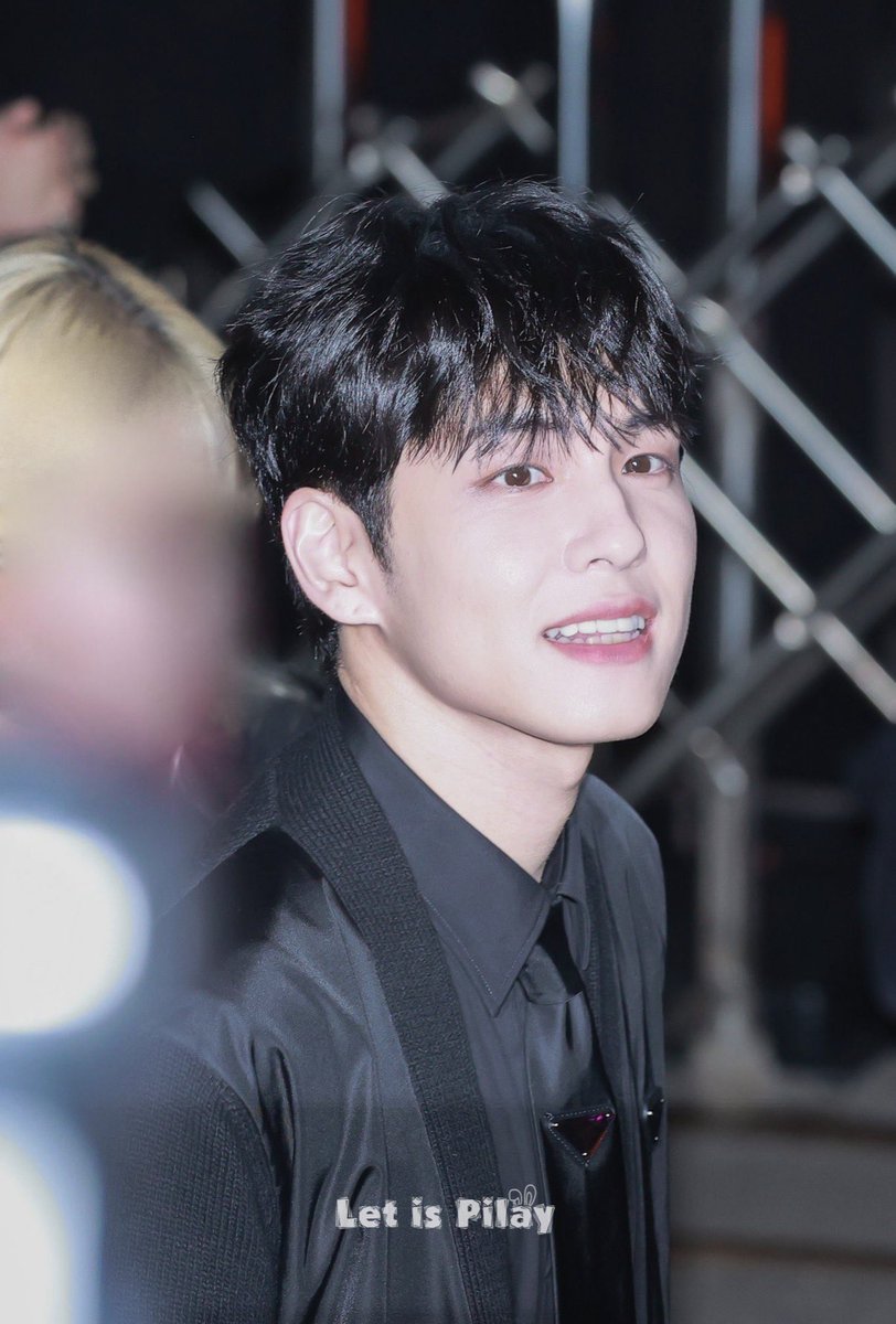 pildlms_e's tweet photo. 갤러리에 이 사진 두 장 붙어있었는데 예전이나 지금이나 환하게 웃는 필이가 너무 이뻐 https://t.co/wllatuaRcD