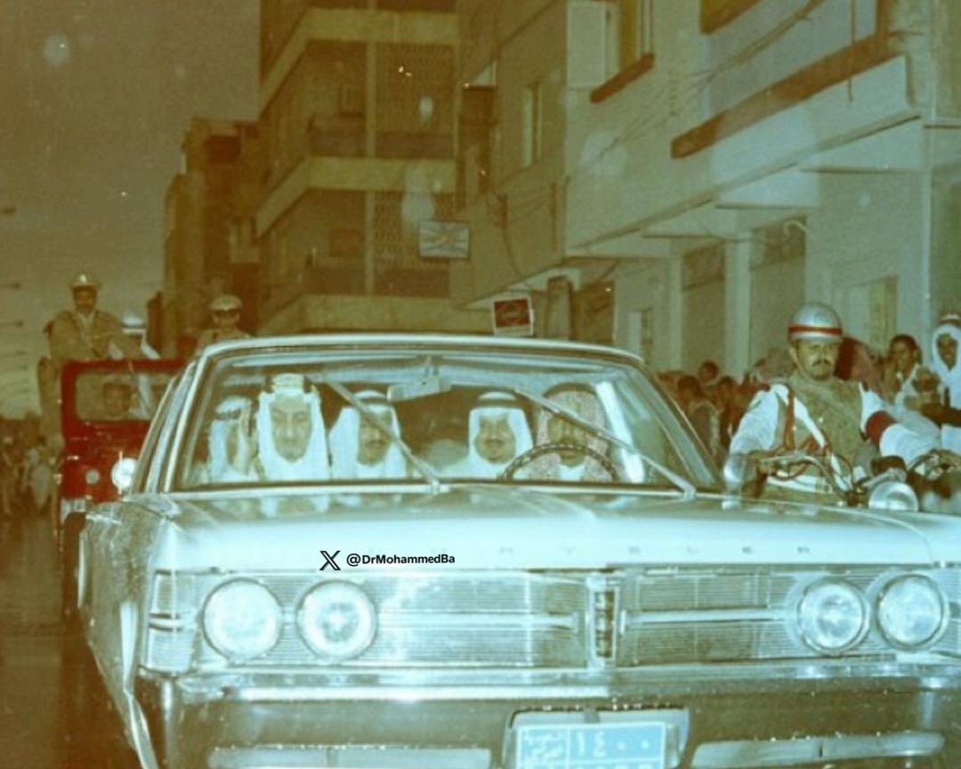 DrMohammedBa's tweet photo. صورة جميلة من الأرشيف لجلالة الملوك والامراء في الرياض بعام ١٣٩٤ هـ:
-فيصل بن عبدالعزيز آل سعود رحمه الله.
-عبدالله بن عبدالعزيز آل سعود رحمه الله.
-سلطان بن عبدالعزيز آل سعود رحمه الله.
-سلمان بن عبدالعزيز آل سعود حفظه الله.
السائق الملكي:
العم عمر بن مزاحم باجابر رحمه الله. https://t.co/GGSRFVKDxk