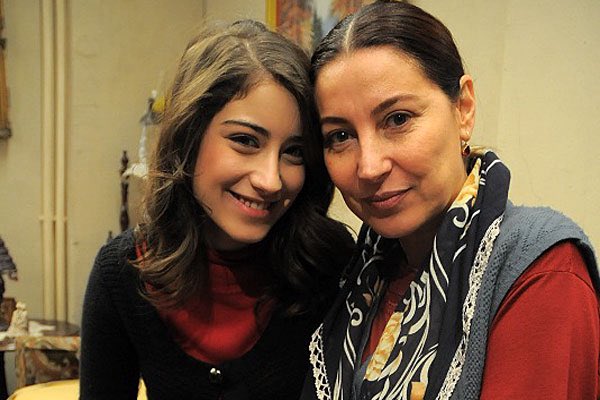 maralerdemgil's tweet photo. Adını feriha koydum Hazal Kaya ve Vahide Perçin anne kız castı benzerliği en iyi cast fotoğrafı #hazalkaya #vahideperçin #adınıferihakoydum https://t.co/9p9JX3IBXf