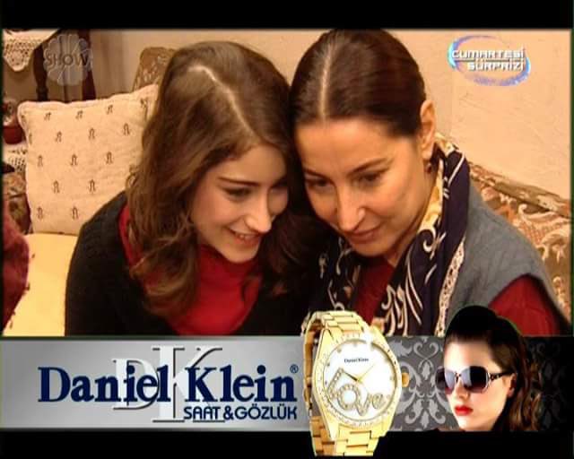 maralerdemgil's tweet photo. Adını feriha koydum Hazal Kaya ve Vahide Perçin anne kız castı benzerliği en iyi cast fotoğrafı #hazalkaya #vahideperçin #adınıferihakoydum https://t.co/9p9JX3IBXf