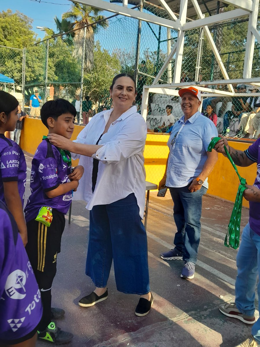 ElMexicanOnline's tweet photo. #Tijuana 🔴 I Sembrando futuros talentos en el #Distrito12 se llevó a cabo bajo la gestión y el apoyo de Karla Ruiz Macfarland, coordinadora de #MC en Tijuana, y de su equipo: Rafael Flores, Edgar Acosta y Erick Suárez. https://t.co/oYXSSXRkIT