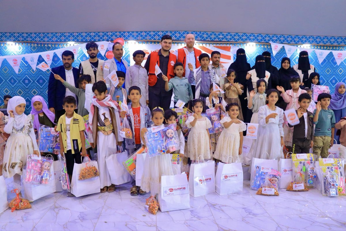 wefaorg's tweet photo. Yemen’de yüzler gülüyor. ☺️
Bayramlık hediyelerini alan çocukların mutluluğunu görmek her şeye değer. ❤️
#WEFA #şimdivefazamanı #kurbanvefadır #kurbanbayramı #yemen https://t.co/yi508wDei3