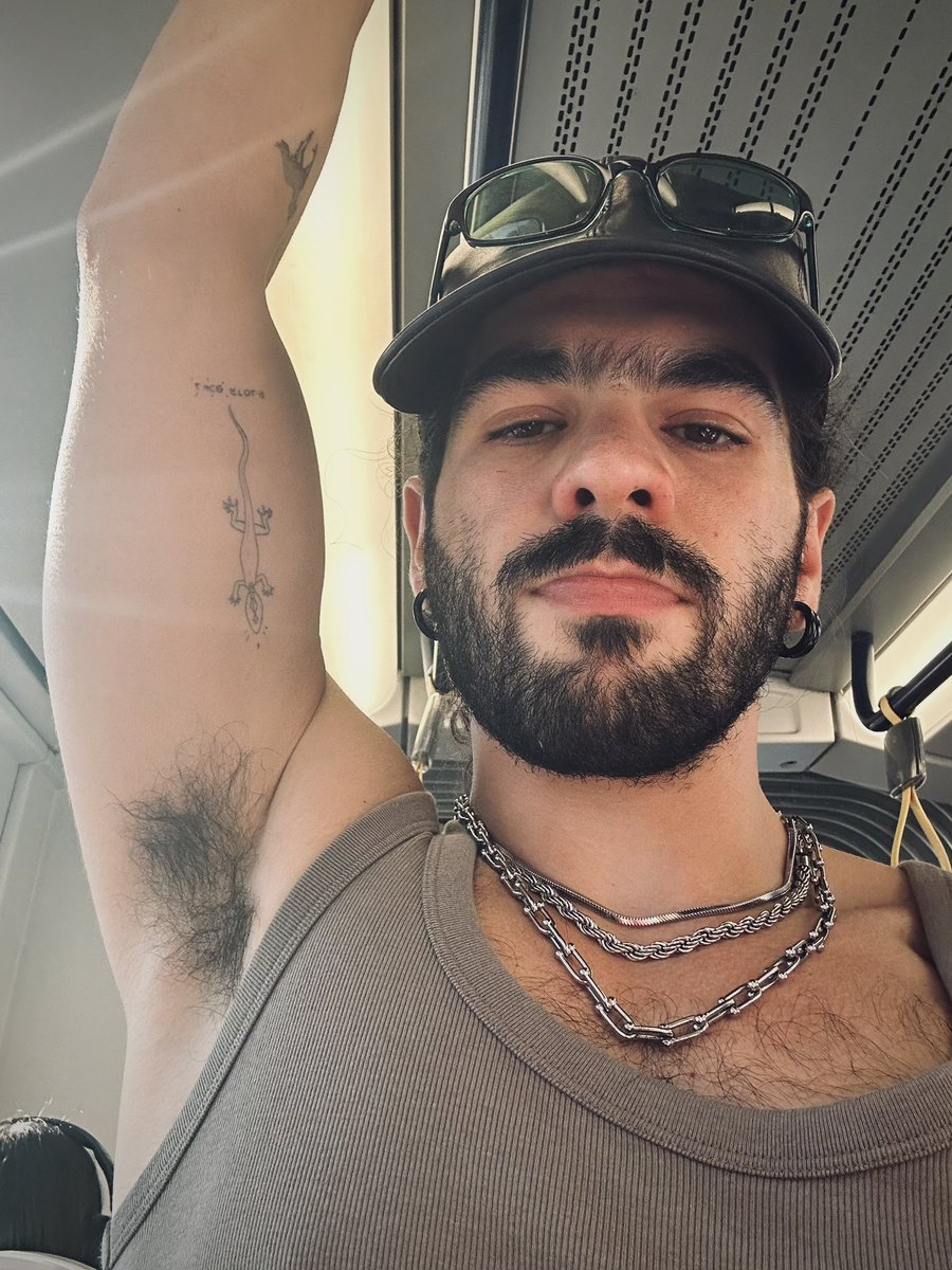 6_showbiz's tweet photo. Il tipo accanto a me sembrava un po’ troppo interessato alla mia ascella 🐽 https://t.co/s5dPrnwE4f